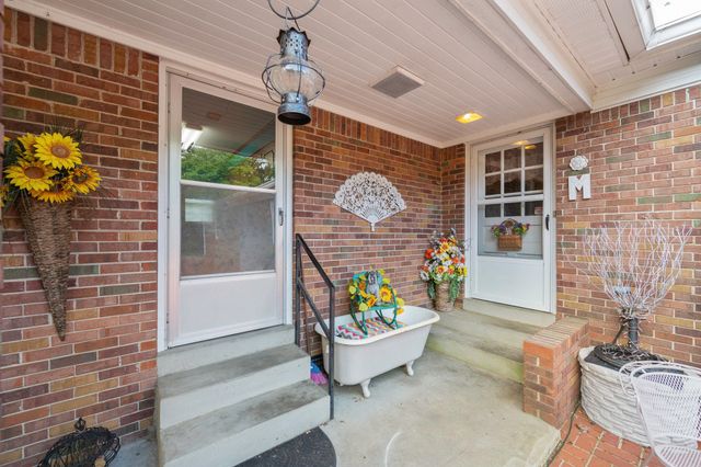 738 N Broad St, Lexington, TN 38351