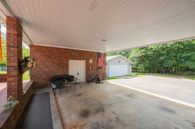 738 N Broad St, Lexington, TN 38351