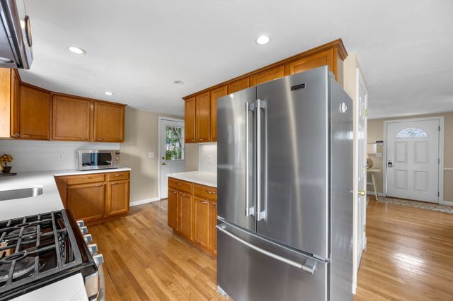 33 Lakefield Rd, Yarmouth, MA 02664