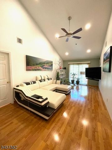 122 Cambridge Ct 122, Clifton City, NJ 07014