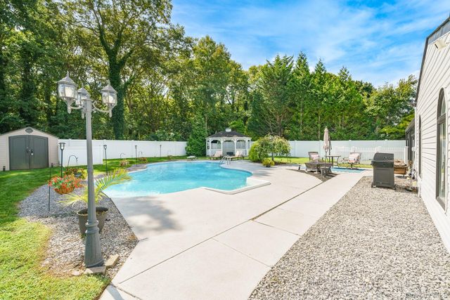 102 Inverness Road, Holbrook, NY 11741