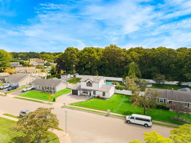 102 Inverness Road, Holbrook, NY 11741