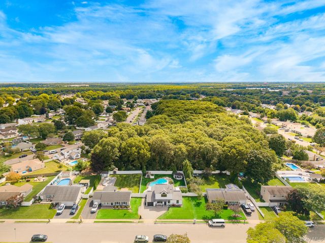 102 Inverness Road, Holbrook, NY 11741