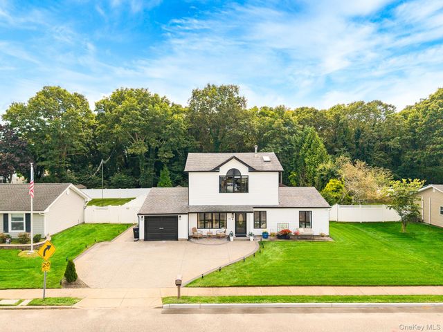 102 Inverness Road, Holbrook, NY 11741