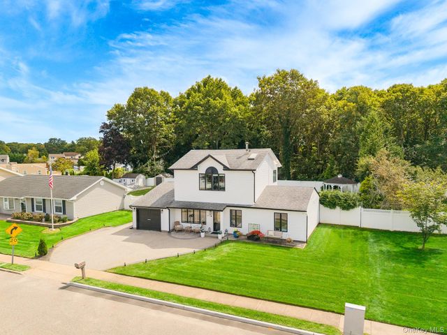 102 Inverness Road, Holbrook, NY 11741