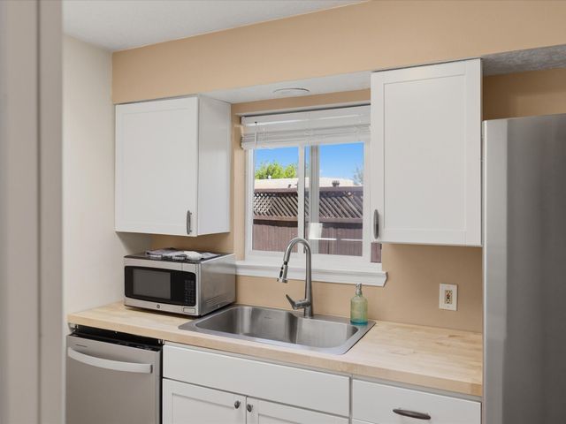 1259 Senda Del Valle, Santa Fe, NM 87508