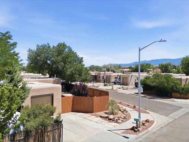 1259 Senda Del Valle, Santa Fe, NM 87508