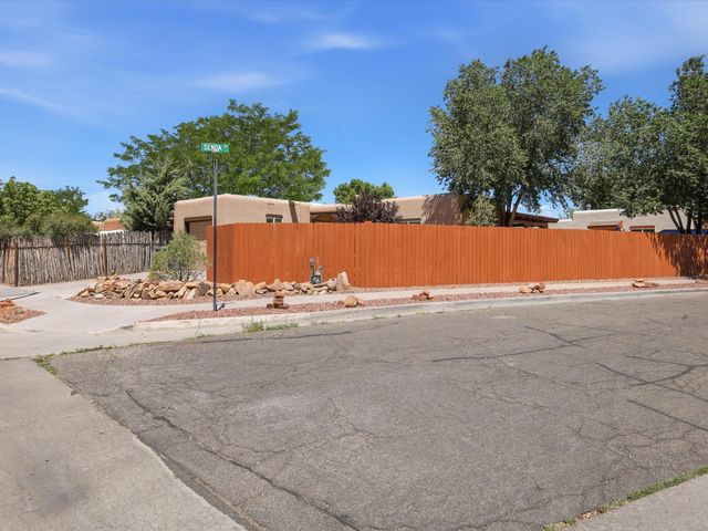 1259 Senda Del Valle, Santa Fe, NM 87508