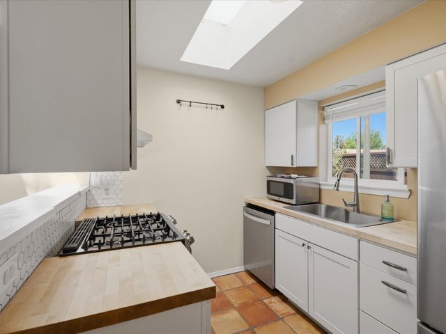 1259 Senda Del Valle, Santa Fe, NM 87508