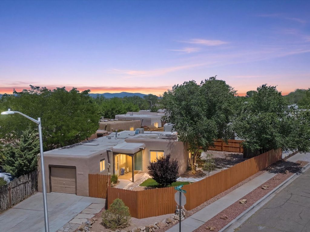 1259 Senda Del Valle, Santa Fe, NM 87508
