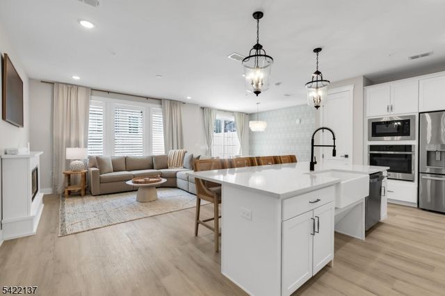 103 Honeysuckle Ln 815, Warren Twp., NJ 07059