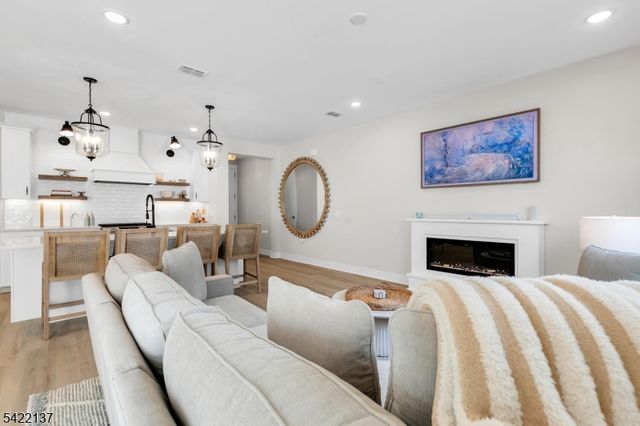 103 Honeysuckle Ln 815, Warren Twp., NJ 07059