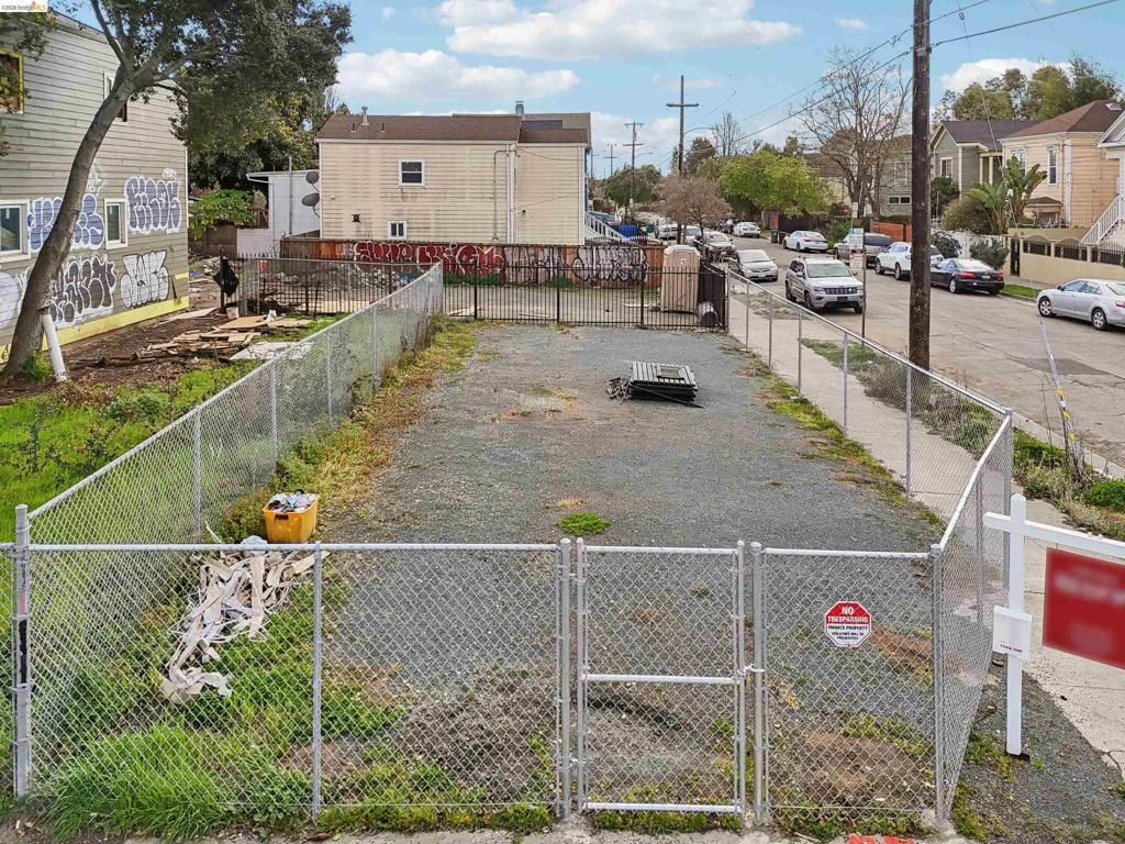 Image 3 of property listing at 1495 5Th St, Oakland, CA 94607