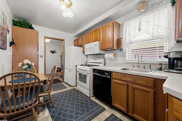 1188 E Barrett Avenue, Madison Heights, MI 48071