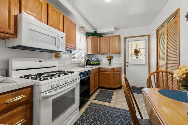 1188 E Barrett Avenue, Madison Heights, MI 48071