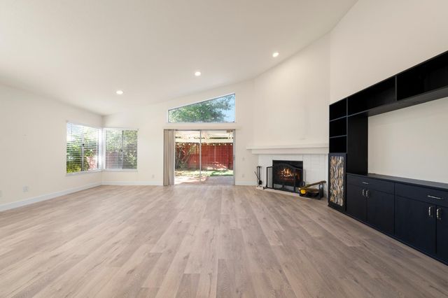 1375 Senida Way, Sacramento, CA 95833