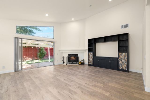 1375 Senida Way, Sacramento, CA 95833