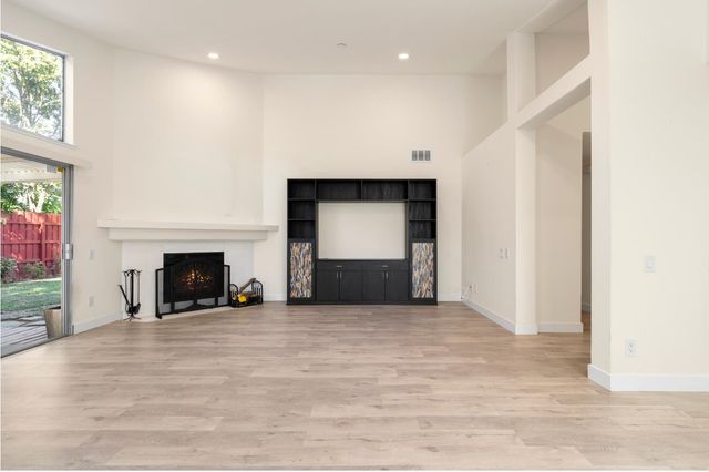 1375 Senida Way, Sacramento, CA 95833