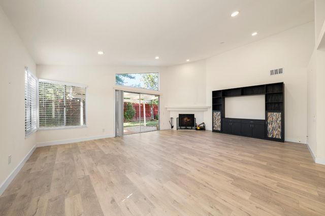 1375 Senida Way, Sacramento, CA 95833