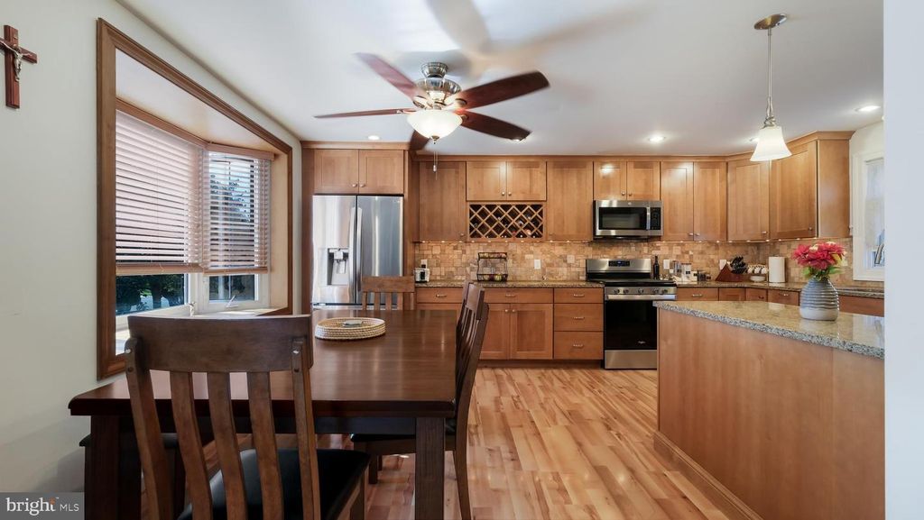 72 COLONIAL PARK DR, Springfield, PA 19064