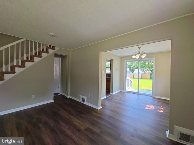 39 MAPLEWOOD AVE, Carneys Point, NJ 08069