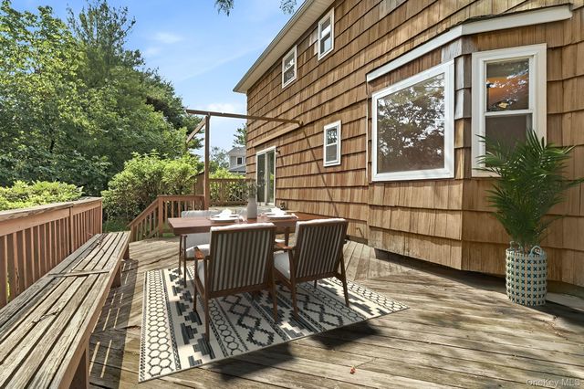 23 Carriage Court, Scarsdale, NY 10583