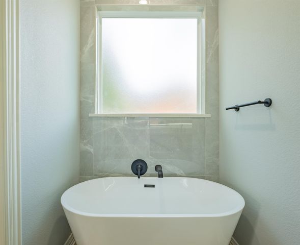 1003 Karen Dr, Lindale, TX 75771