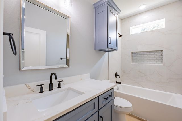 1003 Karen Dr, Lindale, TX 75771