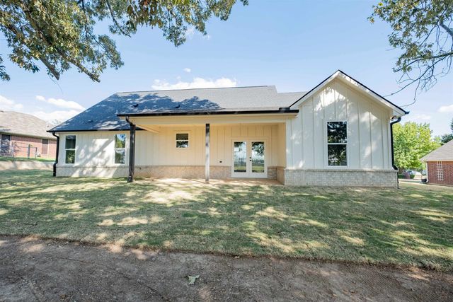 1003 Karen Dr, Lindale, TX 75771