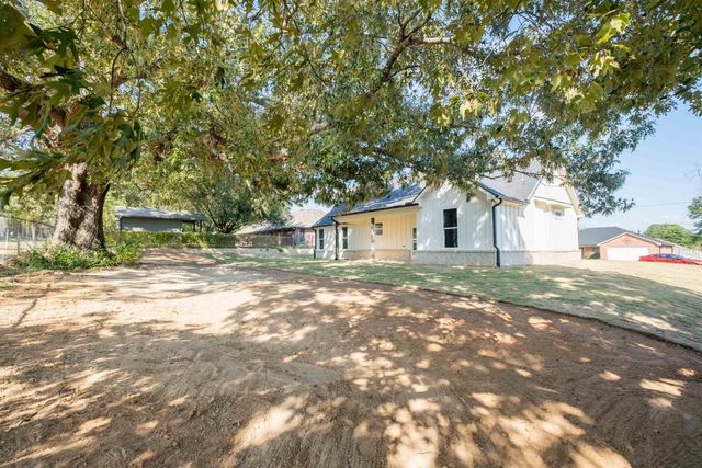 1003 Karen Dr, Lindale, TX 75771