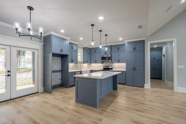 1003 Karen Dr, Lindale, TX 75771