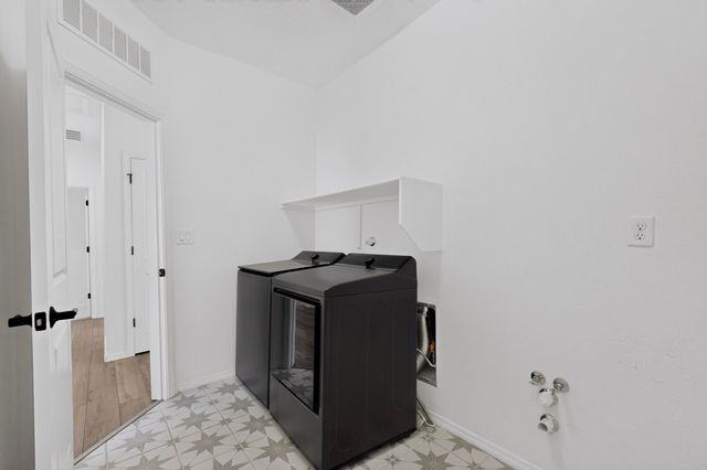 25 Mountaingem Loop, Santa Fe, NM 87508