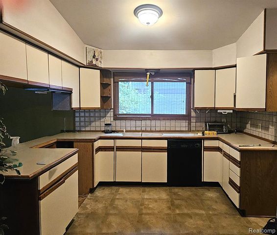 39409 Garony Drive, Clinton Township, MI 48038
