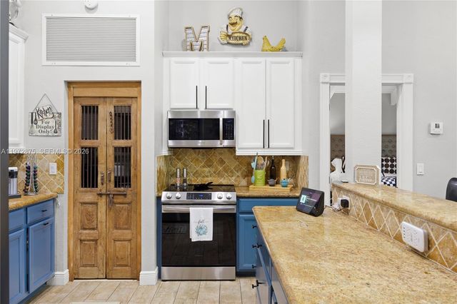 2731 S Parkview Dr, Hallandale Beach, FL 33009