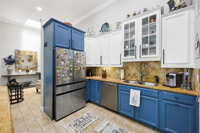 2731 S Parkview Dr, Hallandale Beach, FL 33009