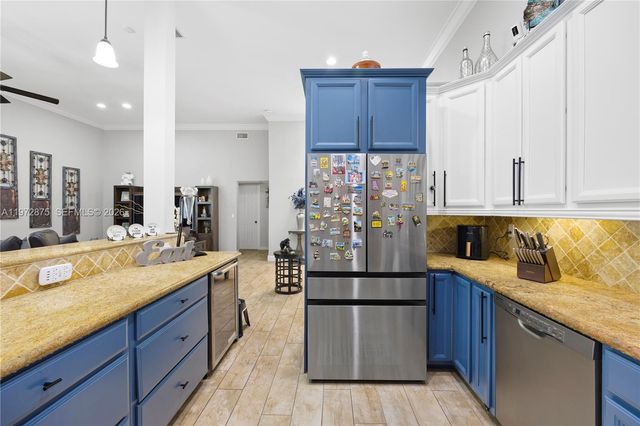 2731 S Parkview Dr, Hallandale Beach, FL 33009