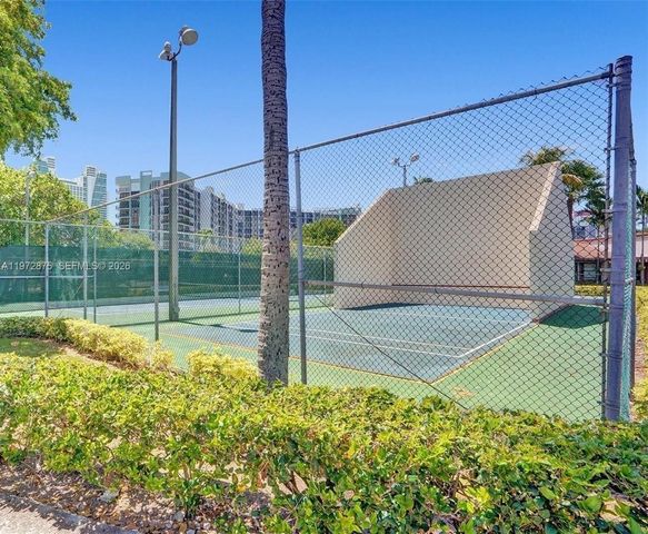 2731 S Parkview Dr, Hallandale Beach, FL 33009