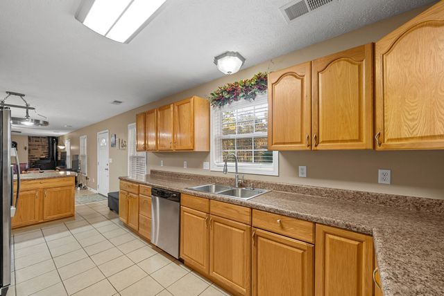 561 Eagle Shore Dr, Dover, TN 37058