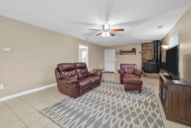 561 Eagle Shore Dr, Dover, TN 37058