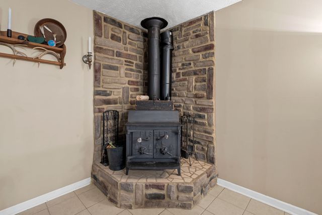 561 Eagle Shore Dr, Dover, TN 37058