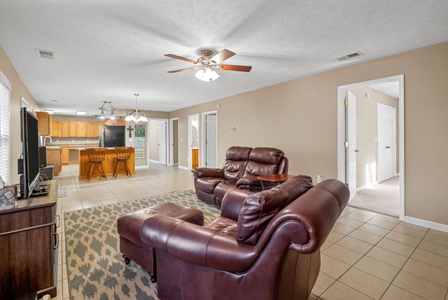 561 Eagle Shore Dr, Dover, TN 37058