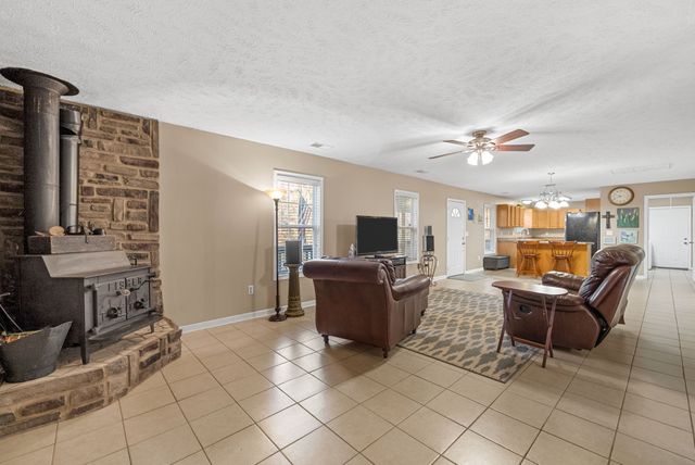 561 Eagle Shore Dr, Dover, TN 37058