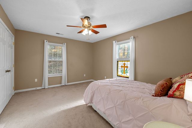 561 Eagle Shore Dr, Dover, TN 37058