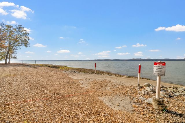 561 Eagle Shore Dr, Dover, TN 37058