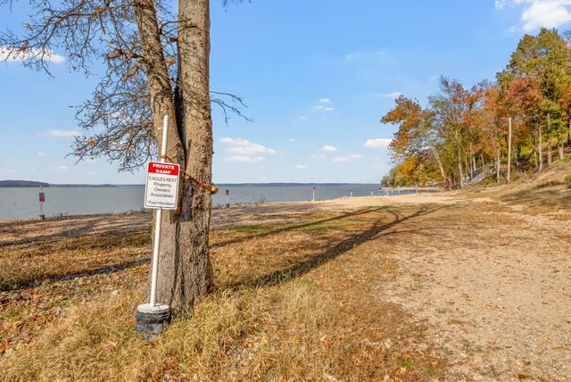 561 Eagle Shore Dr, Dover, TN 37058