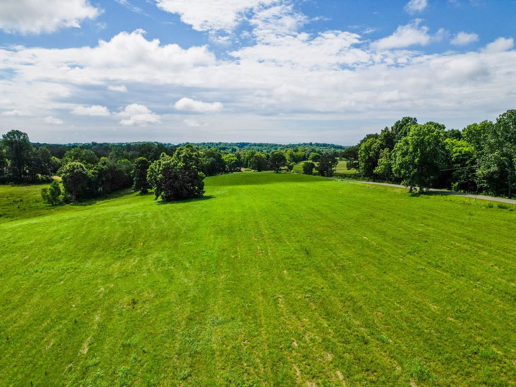 3966 Old Coopertown Rd, Springfield, TN 37172
