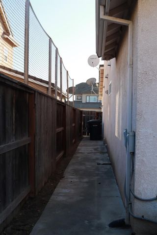 2607 Allegiance Ln, Riverbank, CA 95367