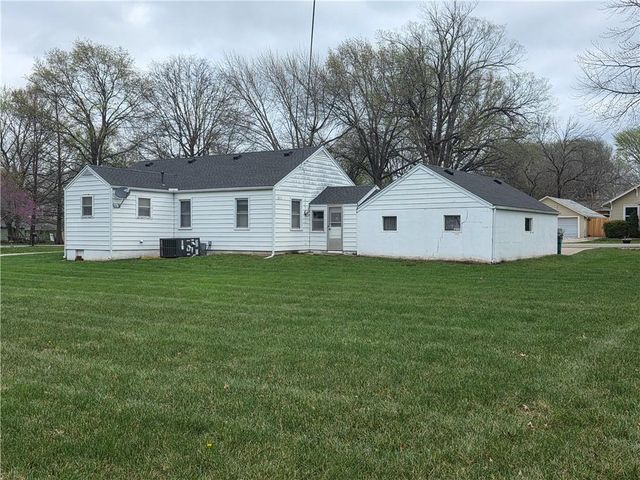 401 S 6th Street, Louisburg, KS 66053