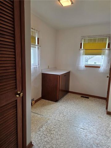 401 S 6th Street, Louisburg, KS 66053