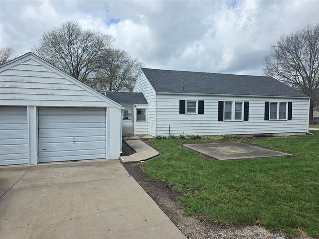 401 S 6th Street, Louisburg, KS 66053